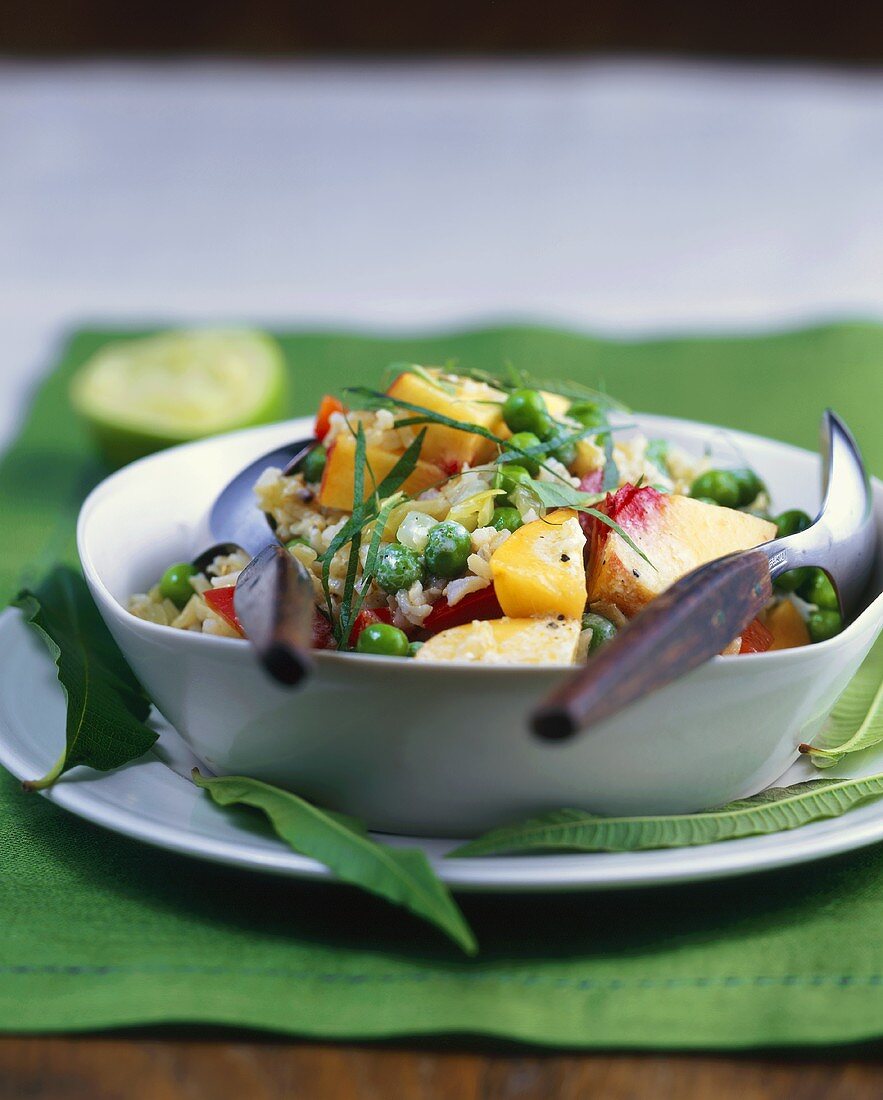 Fruchtiger Reis-Erbsen-Salat mit Curry und Limette