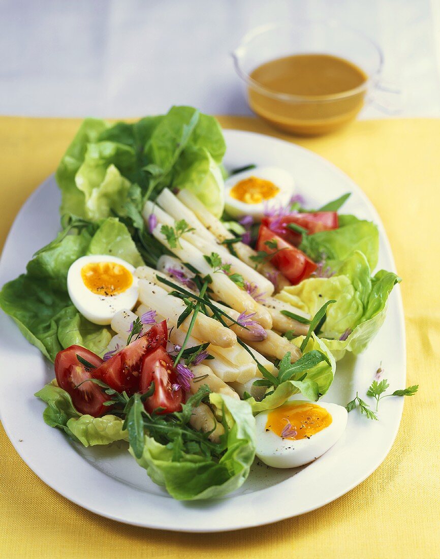 Weisser Spargelsalat mit frischen Kräutern