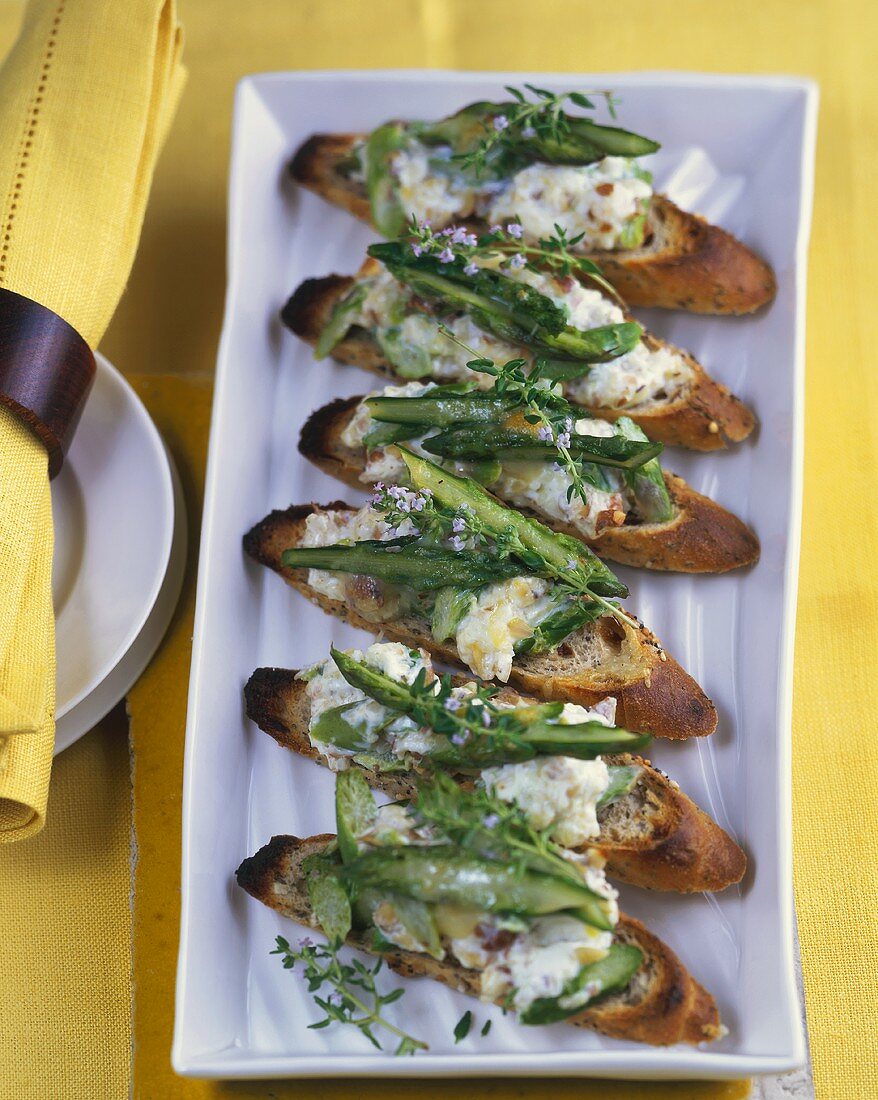 Spargel-Crostini