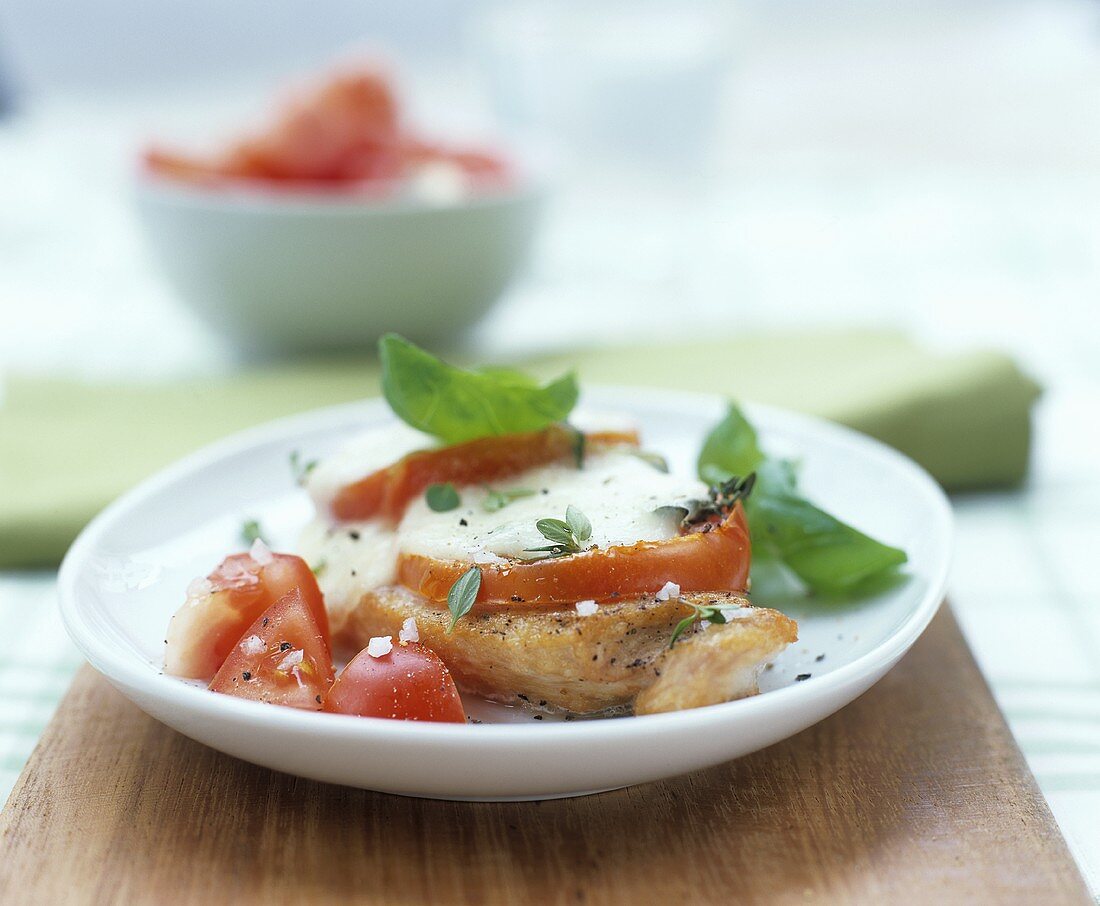 Hähnchenschnitzel mit Tomaten und Mozzarella überbacken
