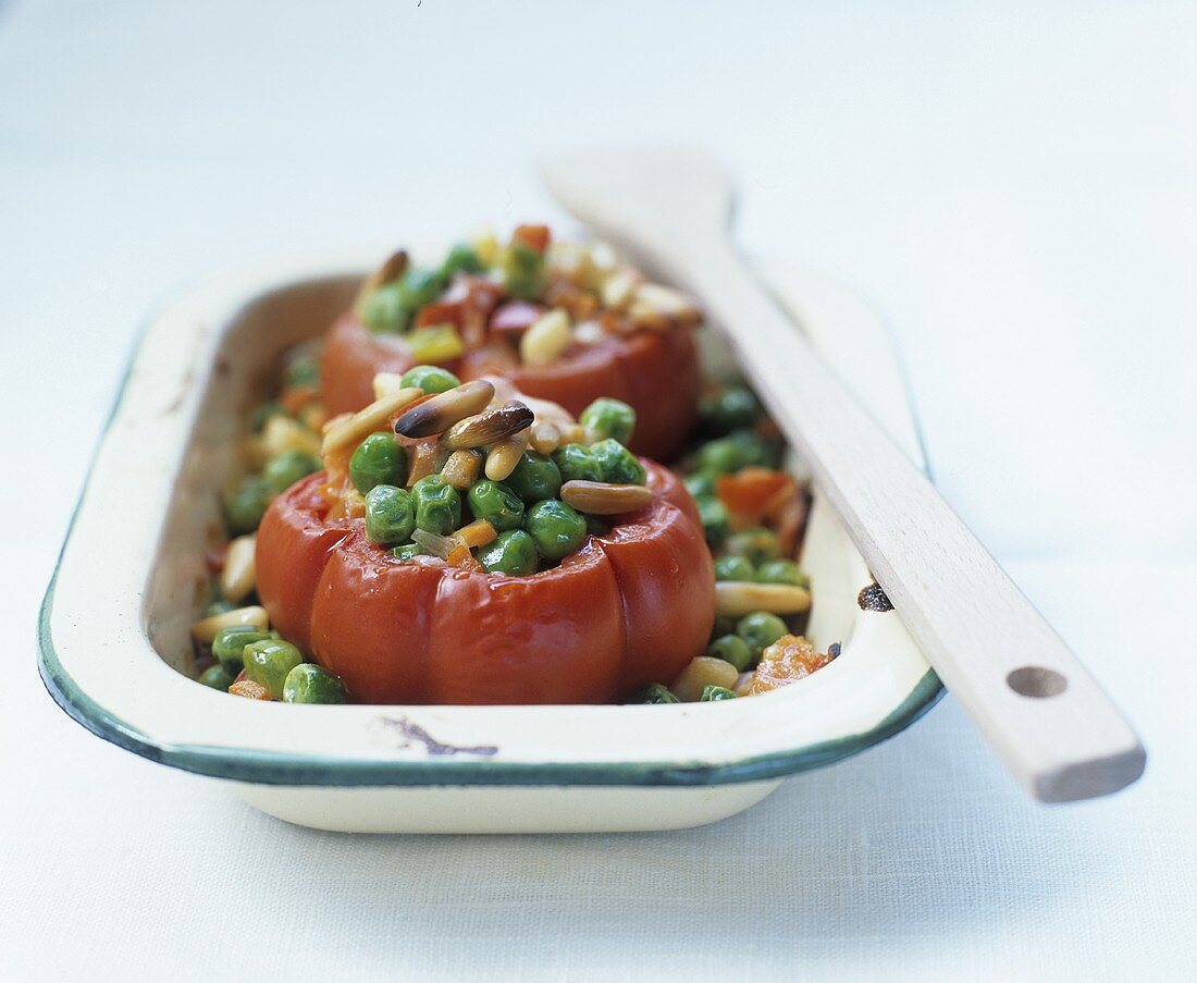 Gefüllte Tomaten mit Erbsen und Pinienkernen aus dem Ofen