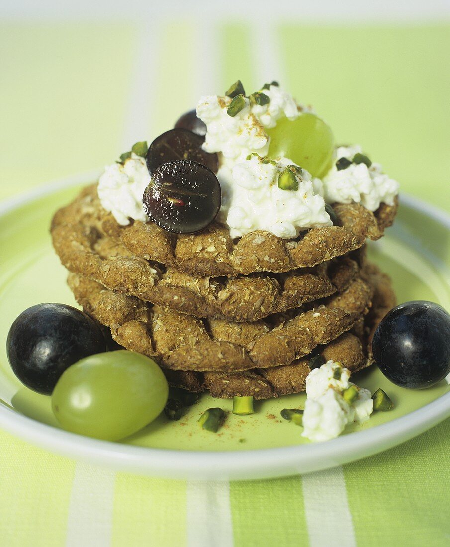 Wholemeal crispbread with cottage cheese and grapes