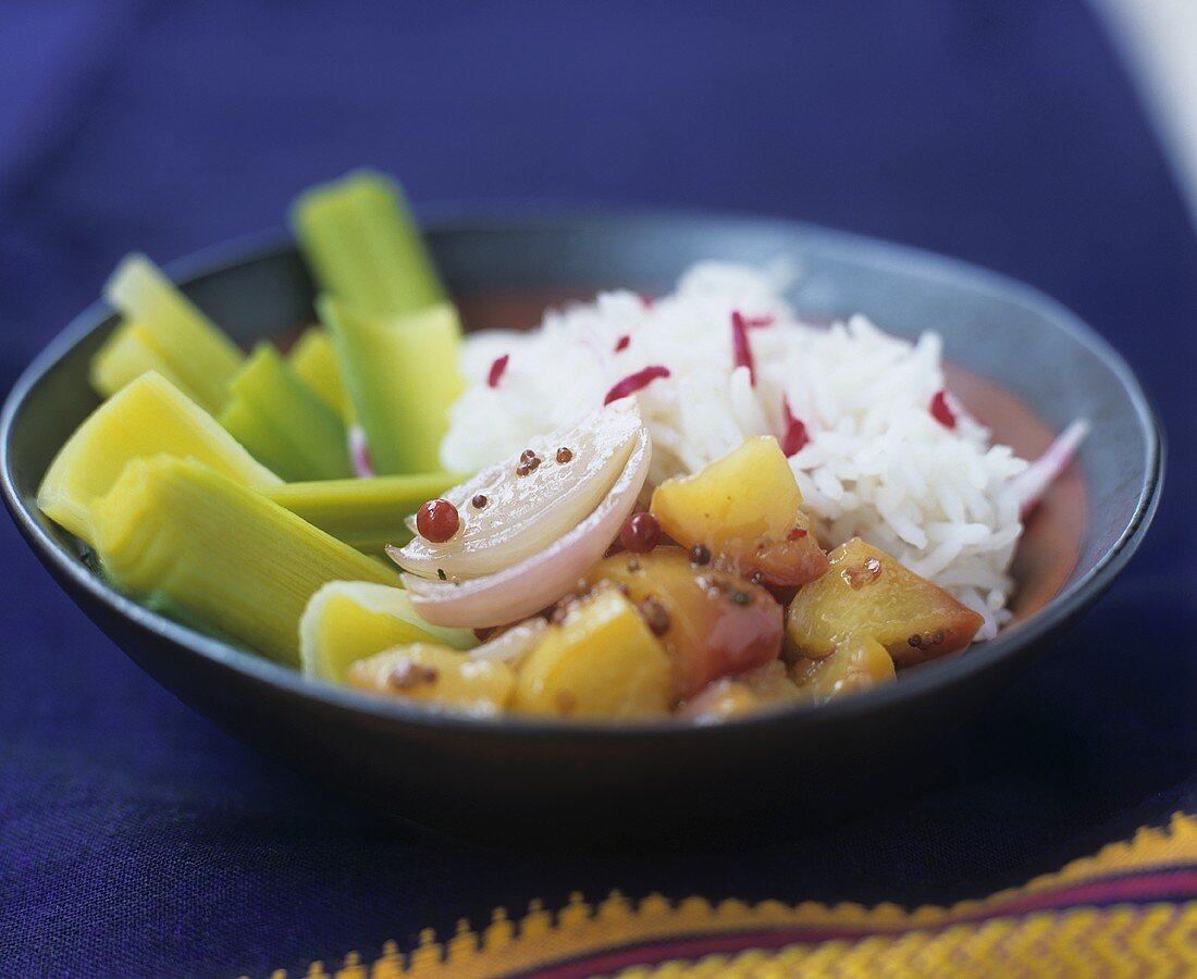 Gekochter Lauch mit Chutney und Reis (Ayurvedische Küche)