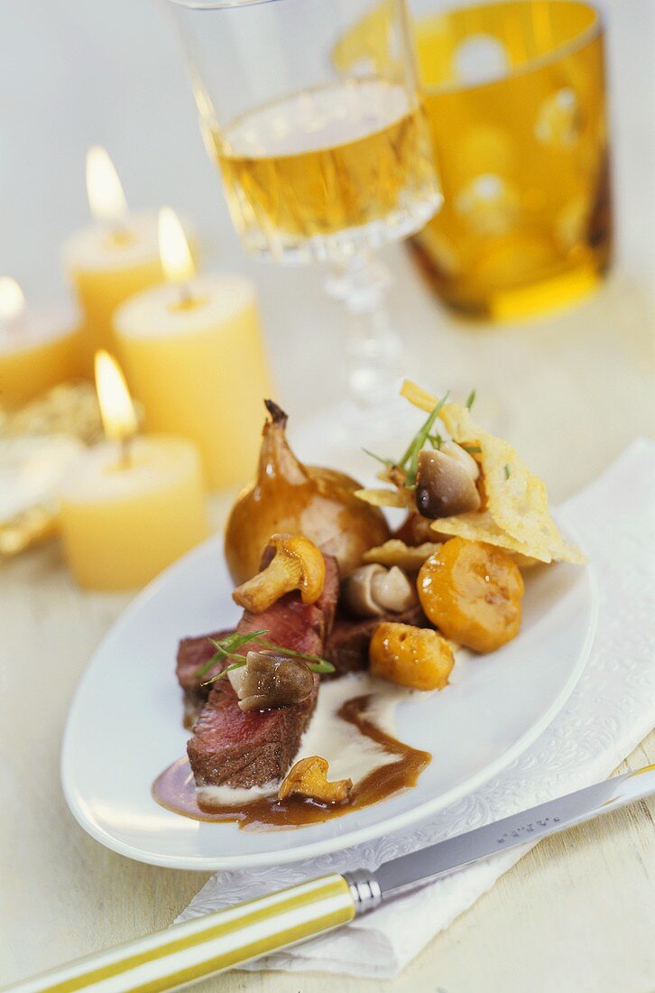 Roastbeef mit Ofenzwiebel und Pilz-Parmesan-Gemüse