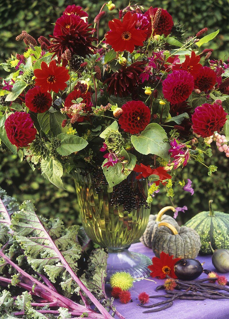 Autumnal arrangement in shades of red (with dahlias etc.)