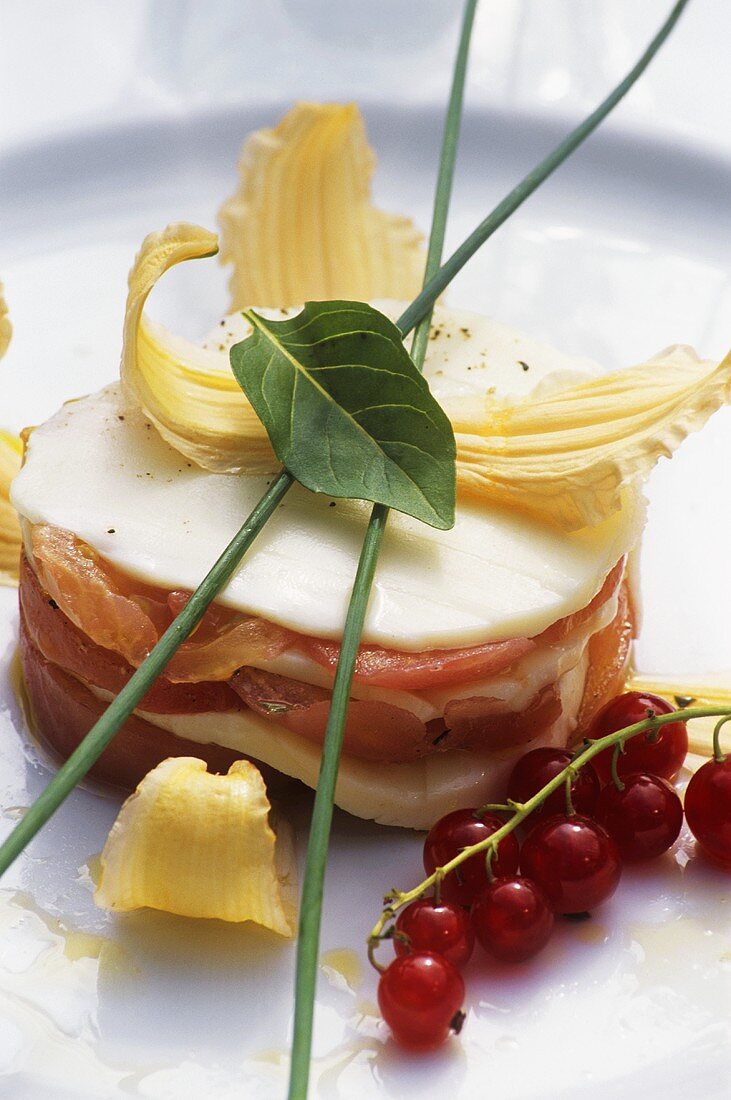 Tomaten-Mozzarella-Türmchen mit Hemerocallis (Essblüten)