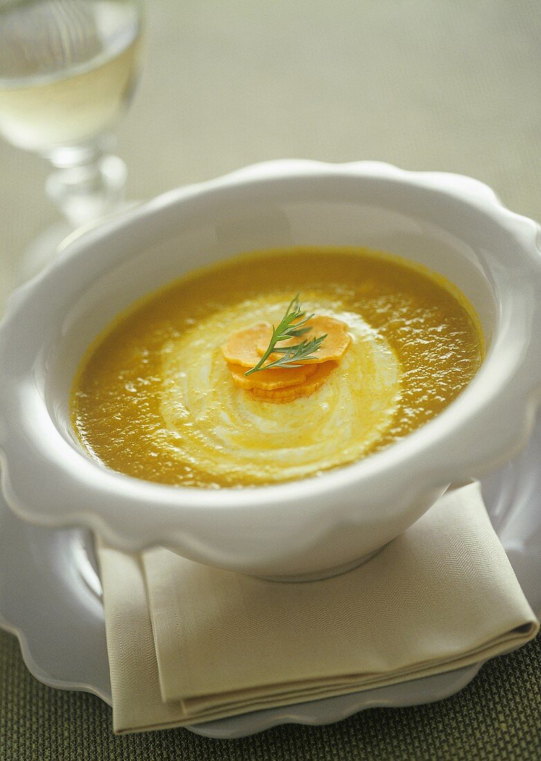 Karotten-Apfel-Suppe mit Creme fraiche