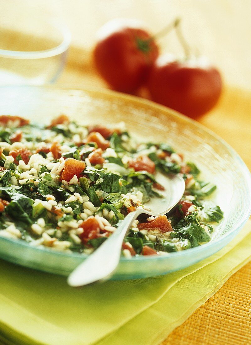Rice salad with spinach and tomatoes