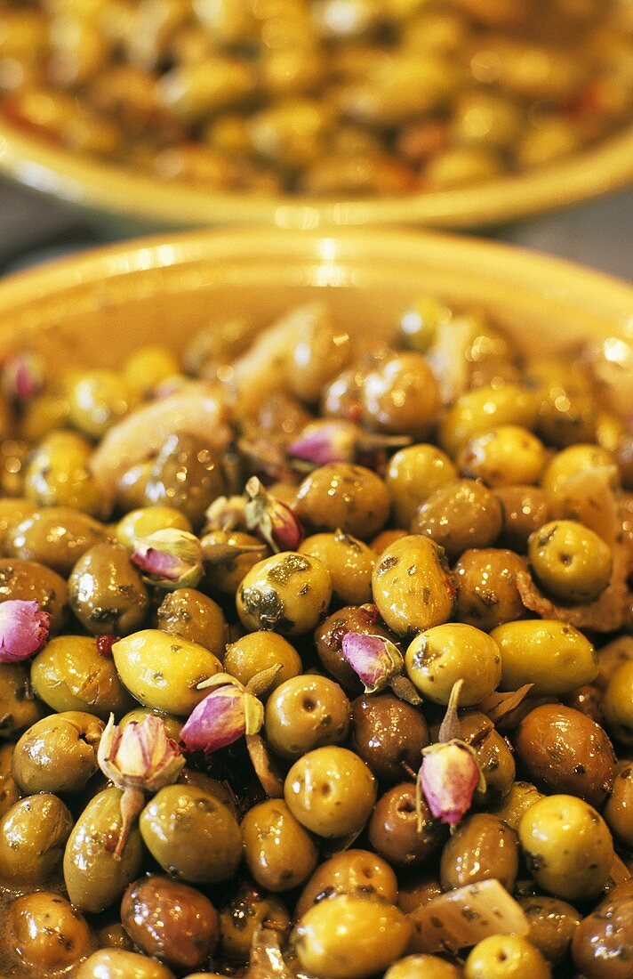 Eingelegte Oliven mit Rosenknospen auf dem Markt