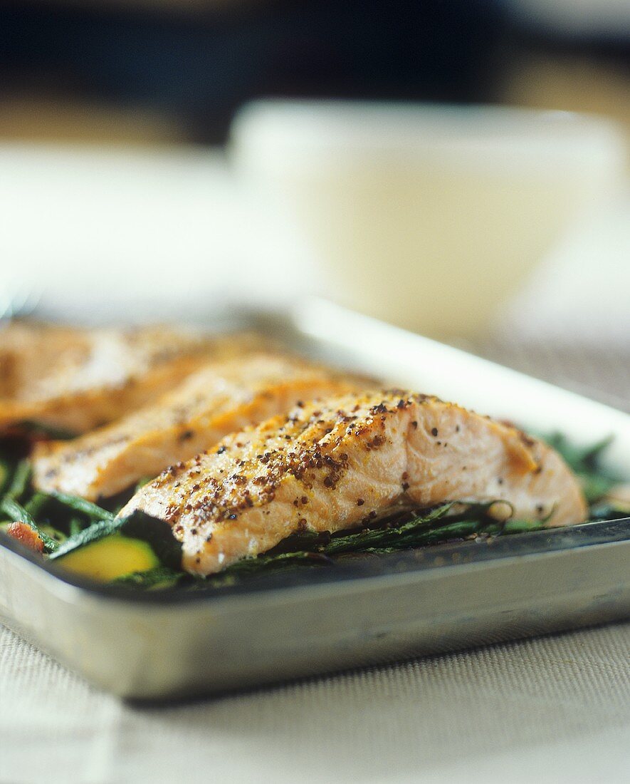 Oven-baked salmon fillets with coarse mustard & green beans