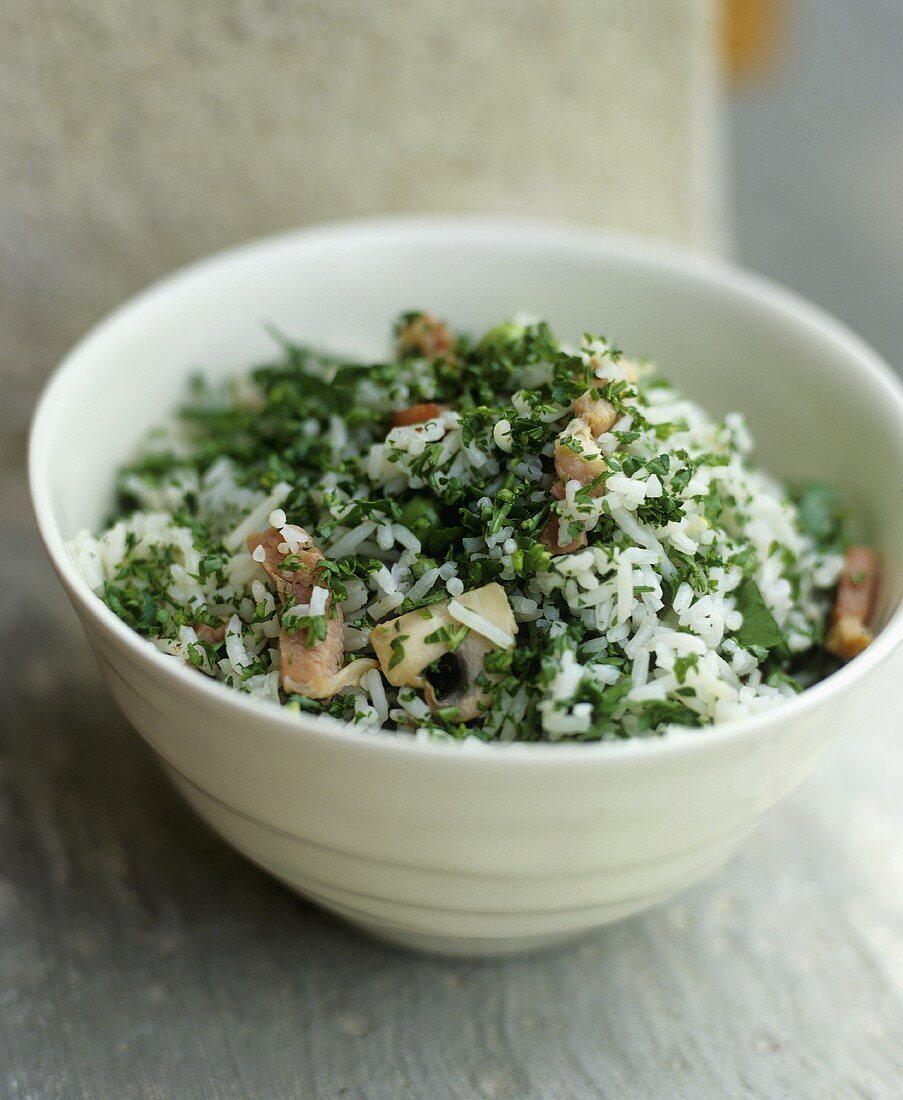 Reissalat mit Pilzen, Speck und Petersilie