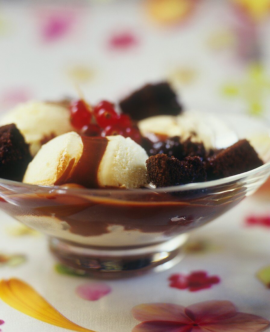 Eiscreme mit Schokoladenkuchen und Schokosauce