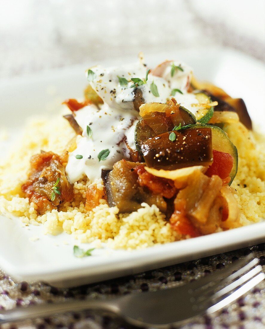 Ratatouille-Gemüse mit Joghurtsauce auf Couscous