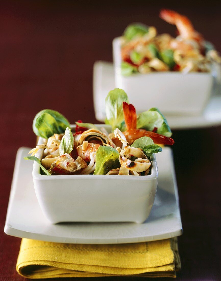 Gemischter Salat mit Garnelen, Sprossen & Pfannkuchenstreifen