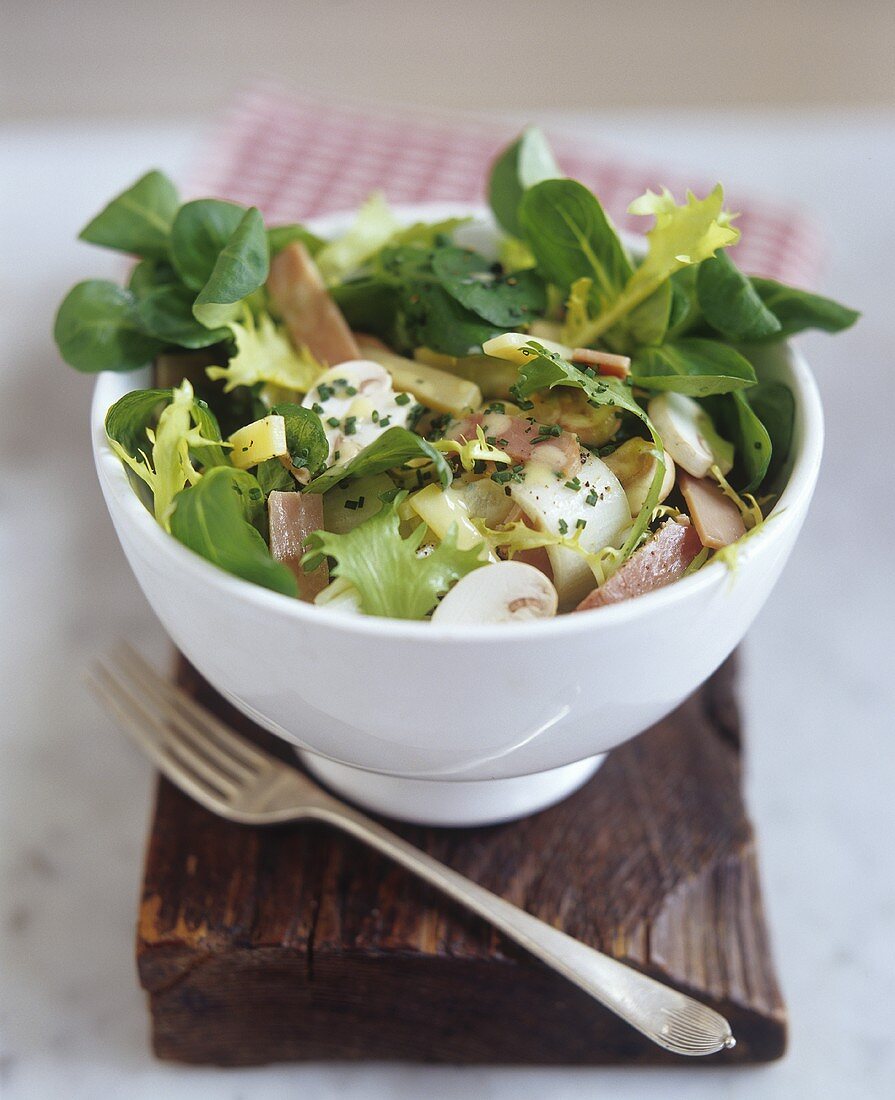 Gemischter Salat mit Gruyère-Käse, Pilzen & Kochschinken