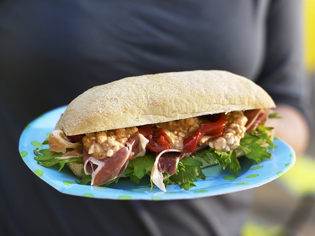 Chiabatta-Sandwich mit Schinken, Hüttenkäse, Rucola