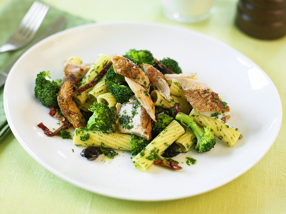 Rigatoni mit Hähnchenfleisch, Brokkoli & Gremolata