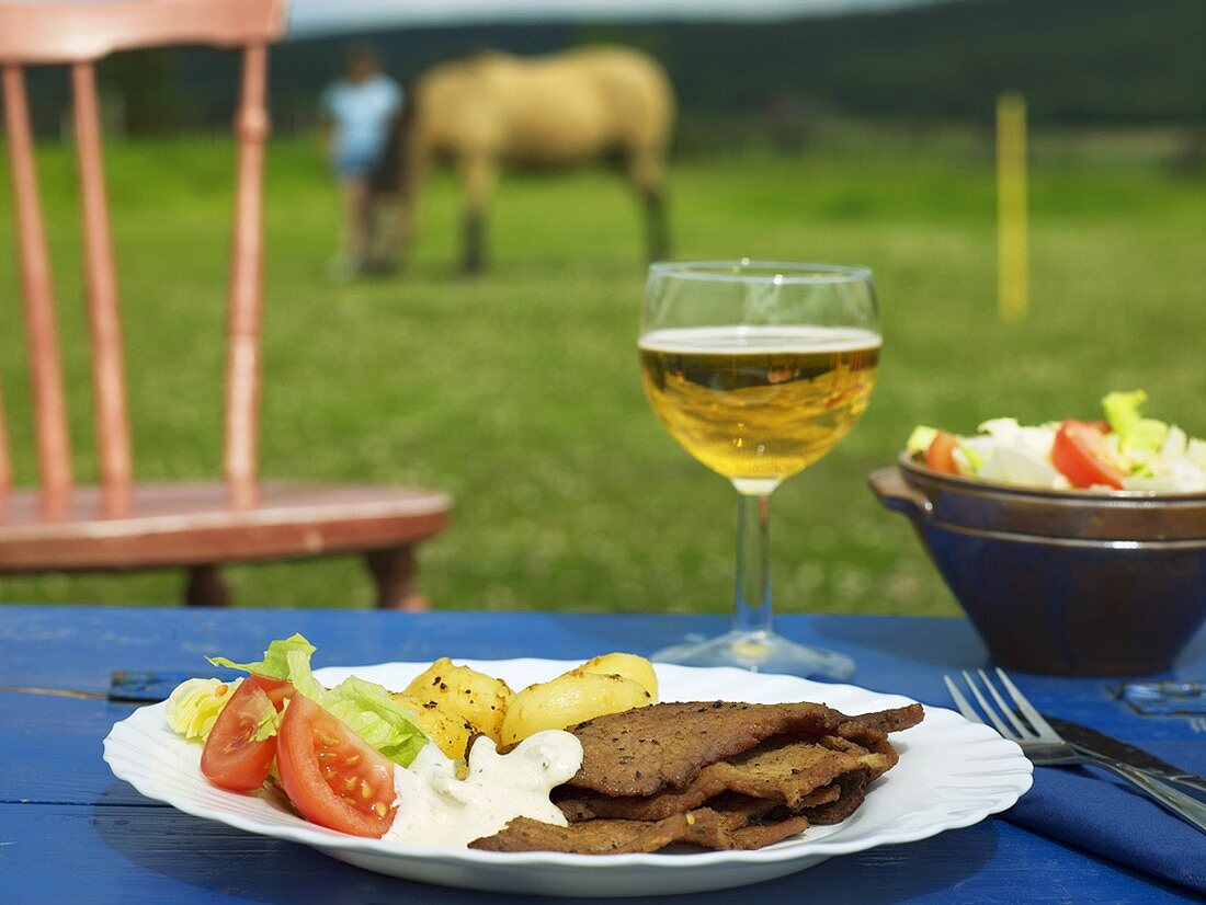 Schnitzel mit Röstkartoffeln und Salat