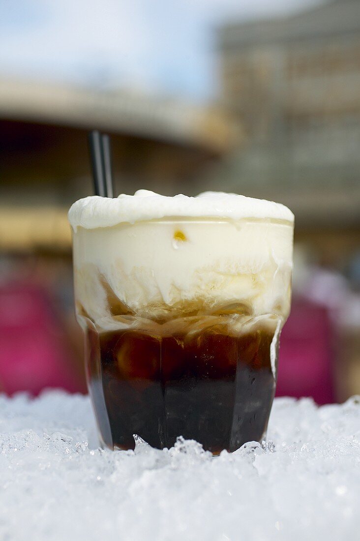 White Russian (Cocktail) auf Crushed Ice