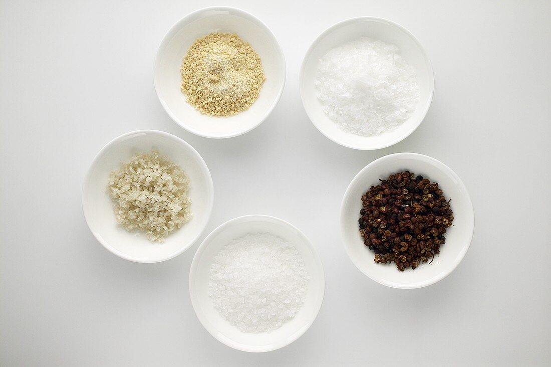 Verschiedene Salzsorten und Sichuanpfeffer
