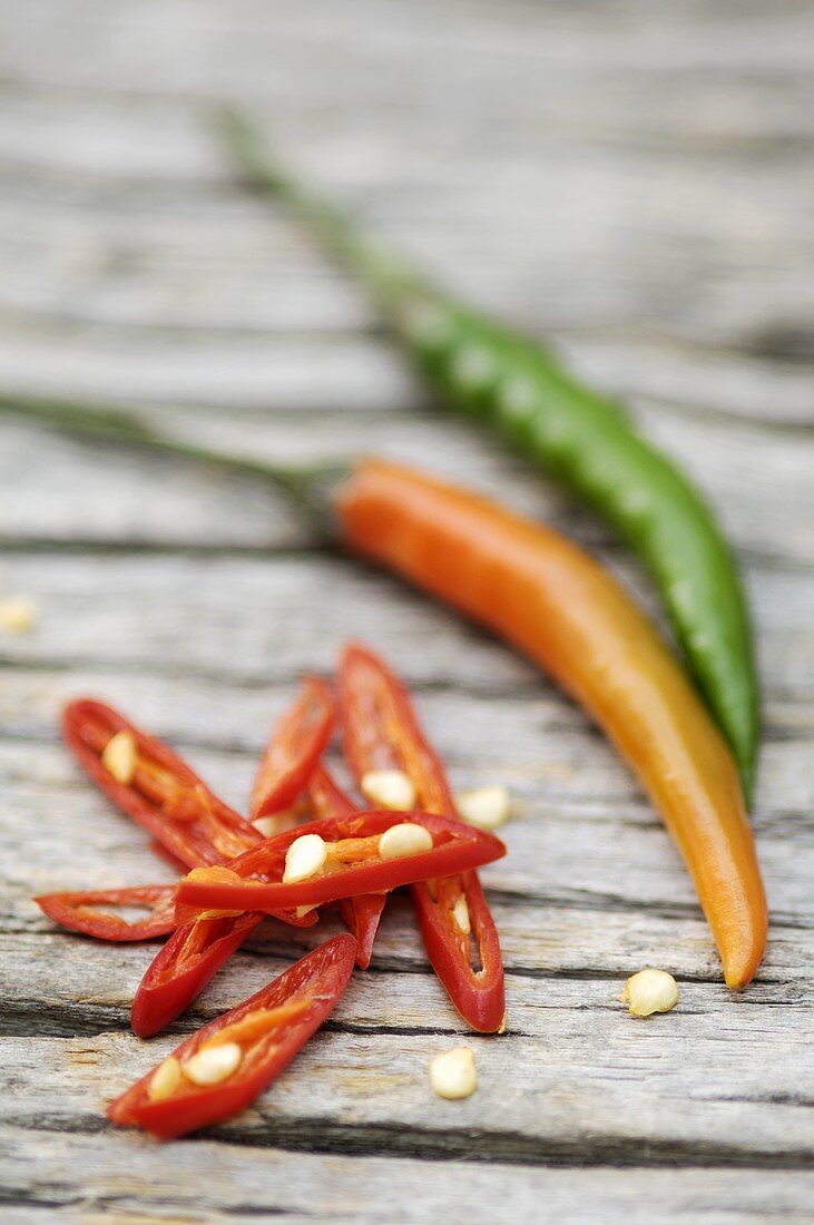 Ganze und in Scheiben geschnittene Chilischoten