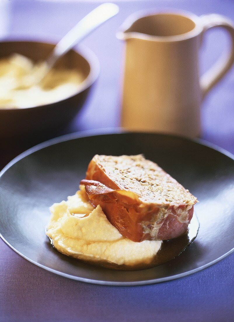 Pikante Terrine auf Polenta