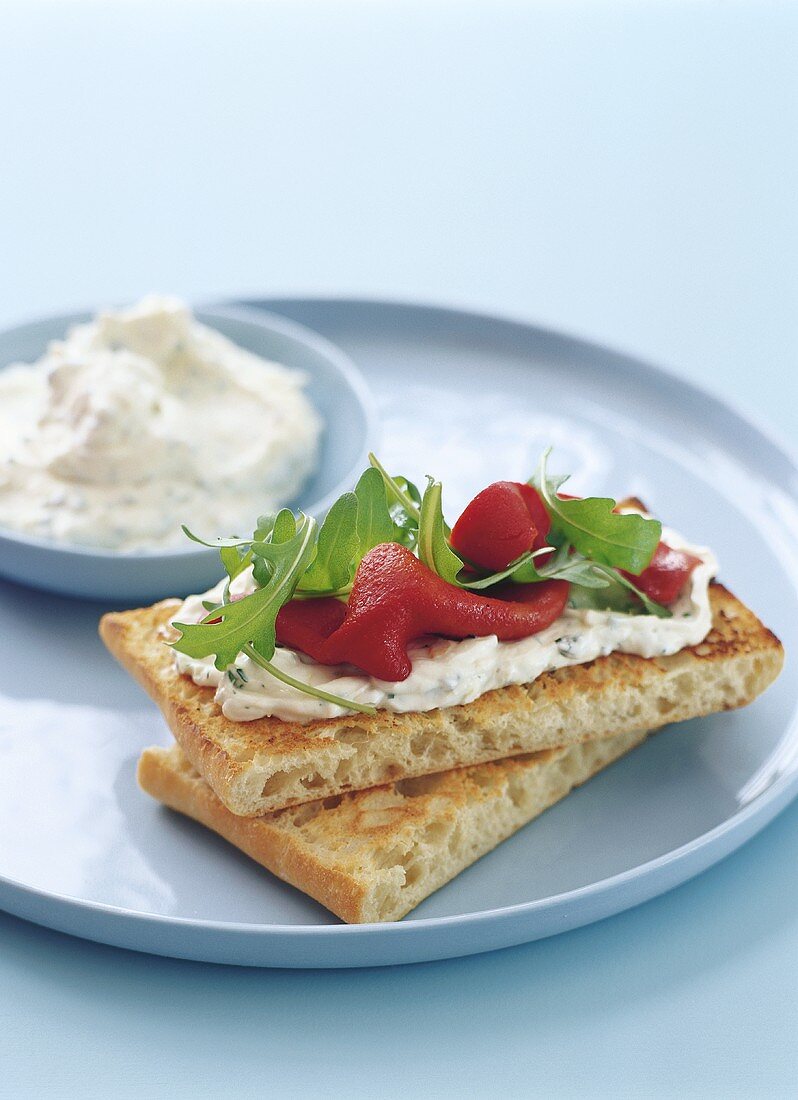 Geröstetes Weißbrot mit Tzaziki und Paprika