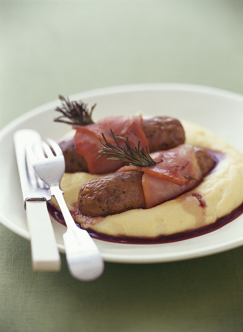 Würstchen im Speckmantel mit Polenta