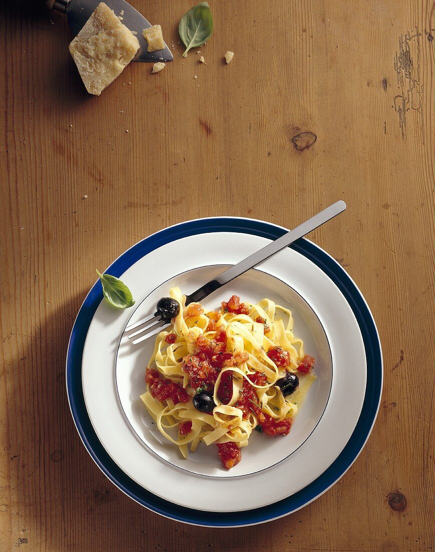 Tagliatelle mit Tomaten und Oliven