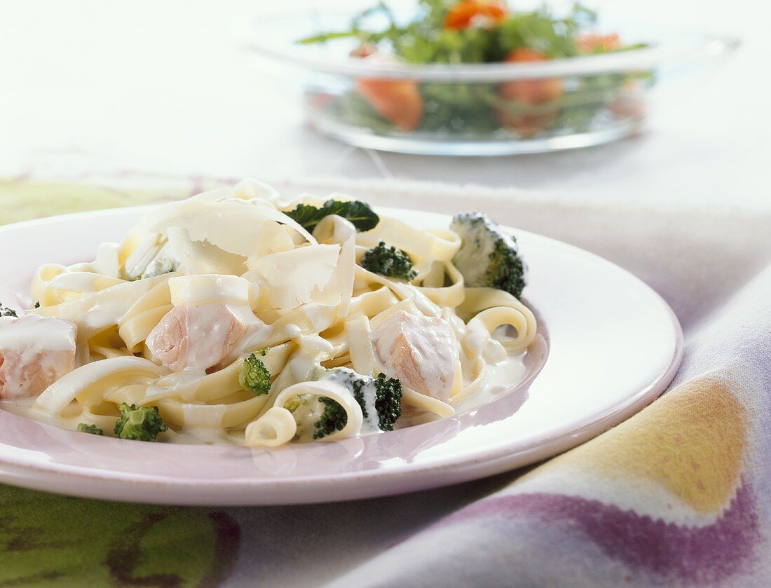 Tagliatelle mit Lachs, Brokkoli und Sahnesauce