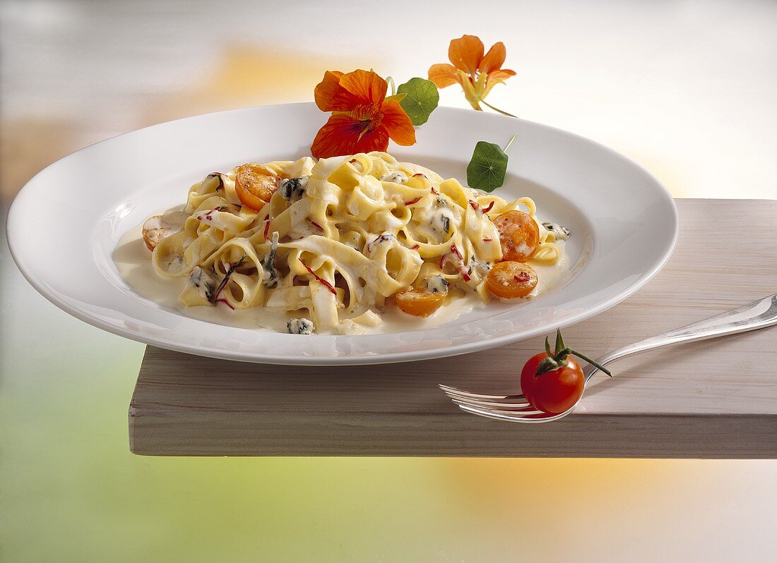 Tagliatelle with spicy cheese sauce