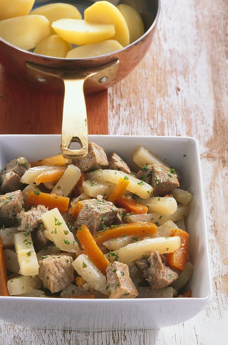 Schweinegulasch mit Kohlrabi und Karotten