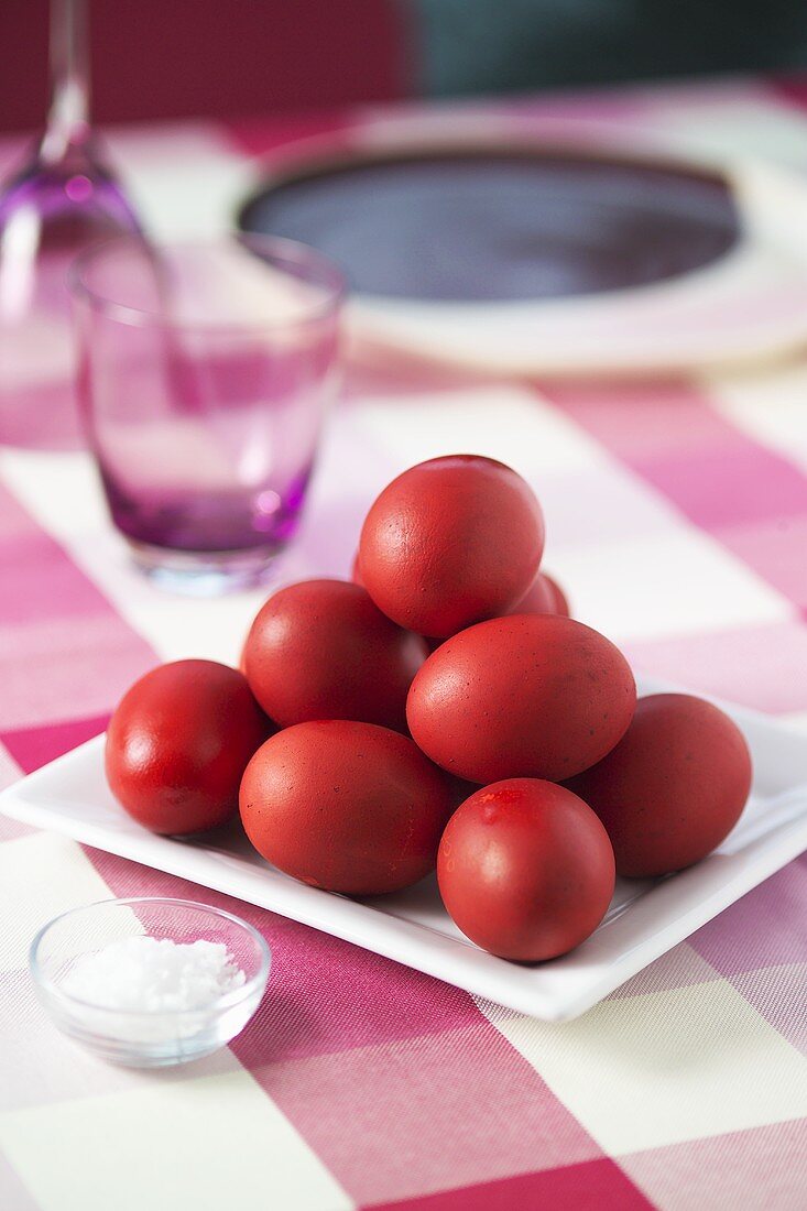 Rot gefärbte Eier zu Ostern