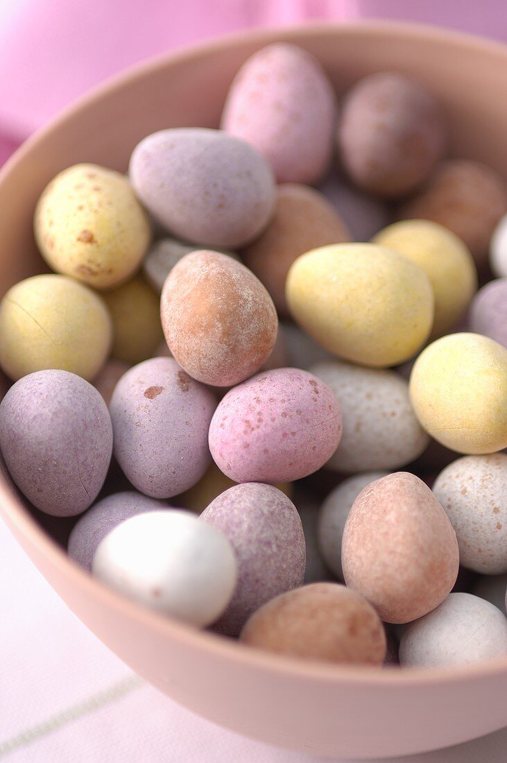 Sweet Easter eggs in a bowl