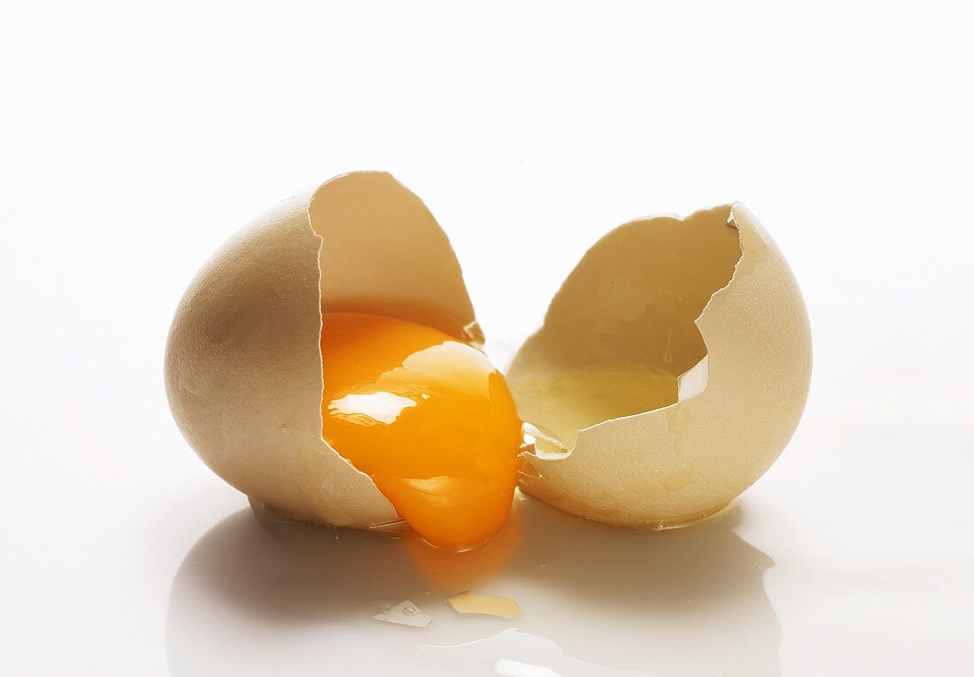 Ein augeschlagenes Ei mit Schale