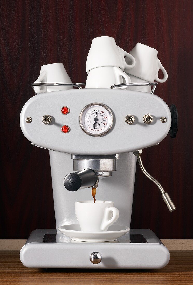 Eine Espressomaschine mit Tassen