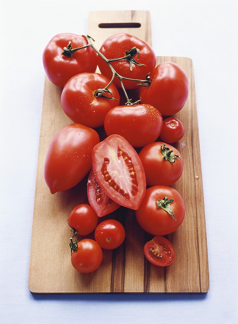 Verschiedene Tomaten auf einem Holzbrett