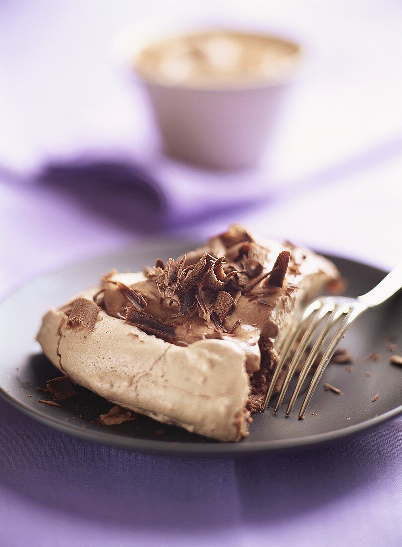 Ein Stück Schokoladen-Meringue-Kuchen