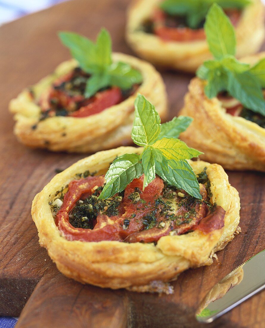 Mini puff pastry pizzas with tomatoes and mint