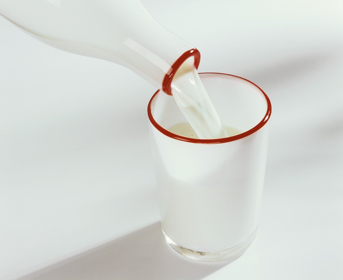 Buttermilch in ein Glas gießen