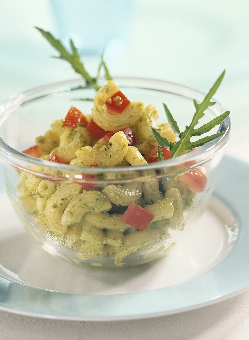 Lukewarm pasta salad with pesto