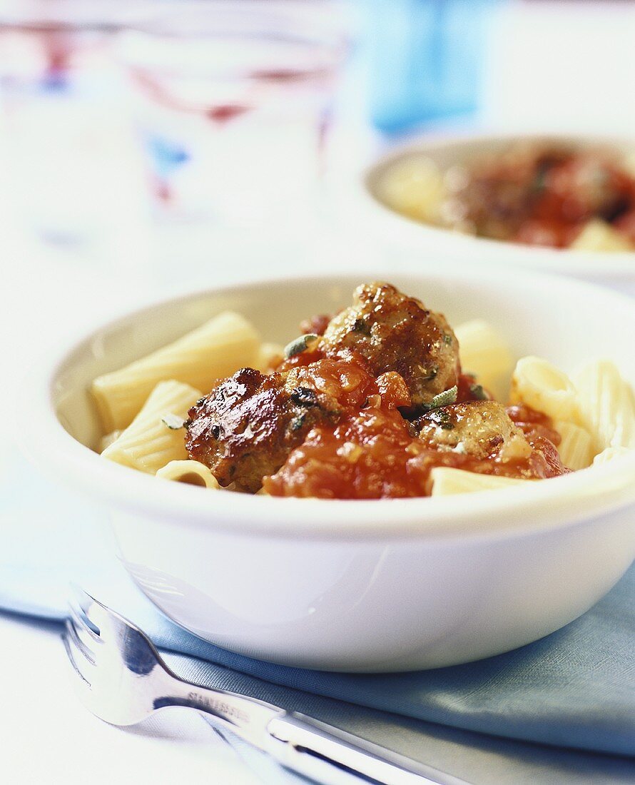 Rigatoni mit Hackfleischbällchen und Tomatensauce