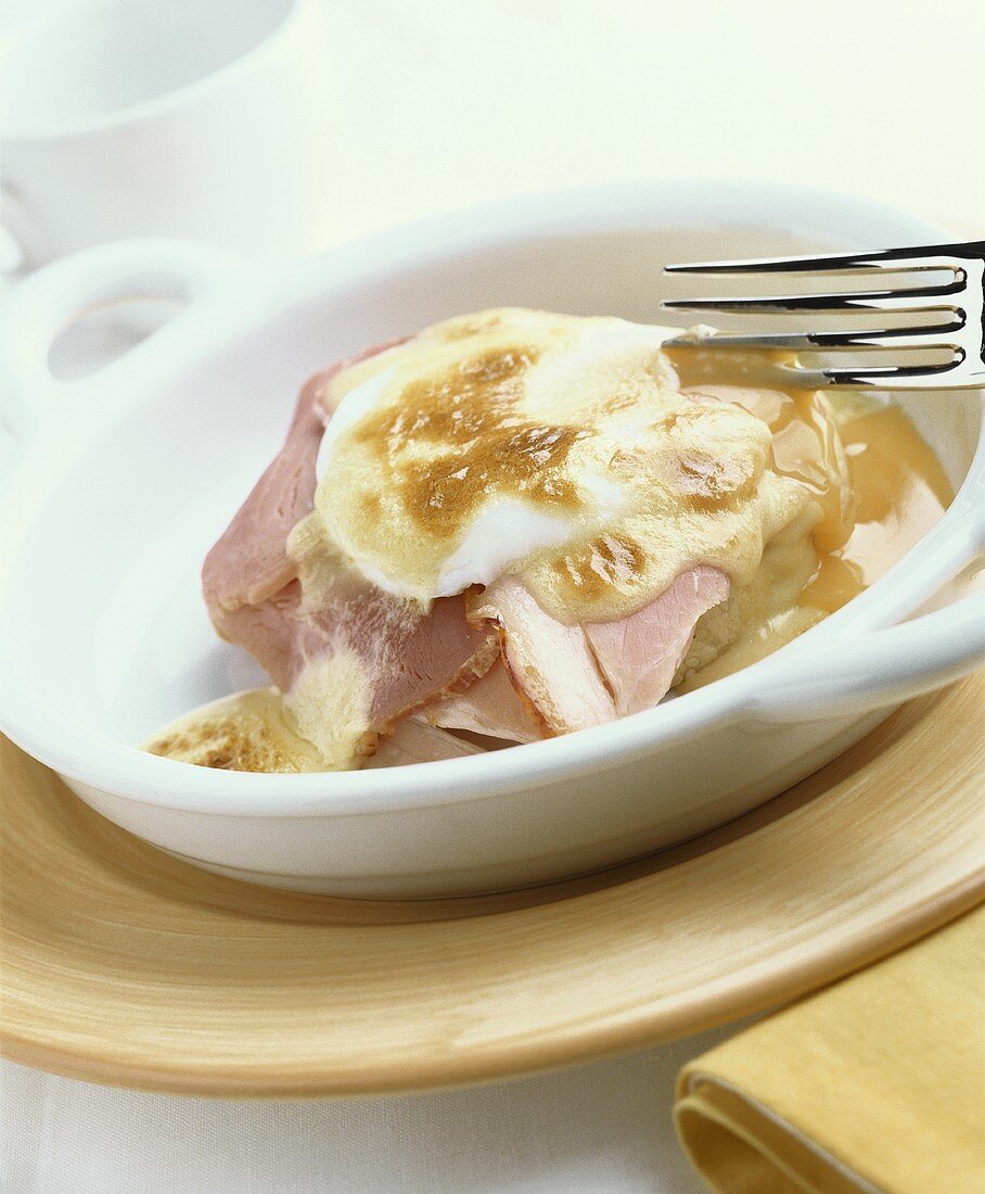 Egg Benedict (Poached egg on bread with ham and sauce)
