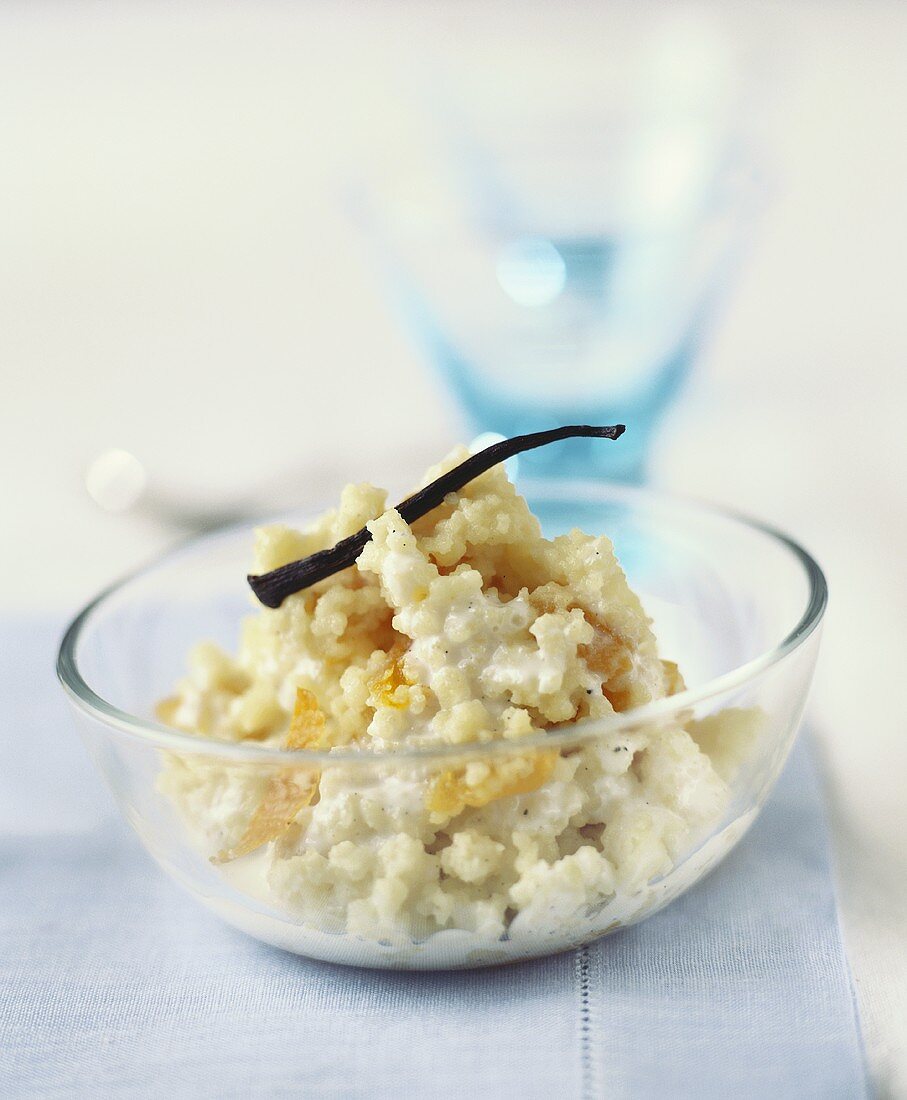 Reispudding mit Früchten und Vanilleschote