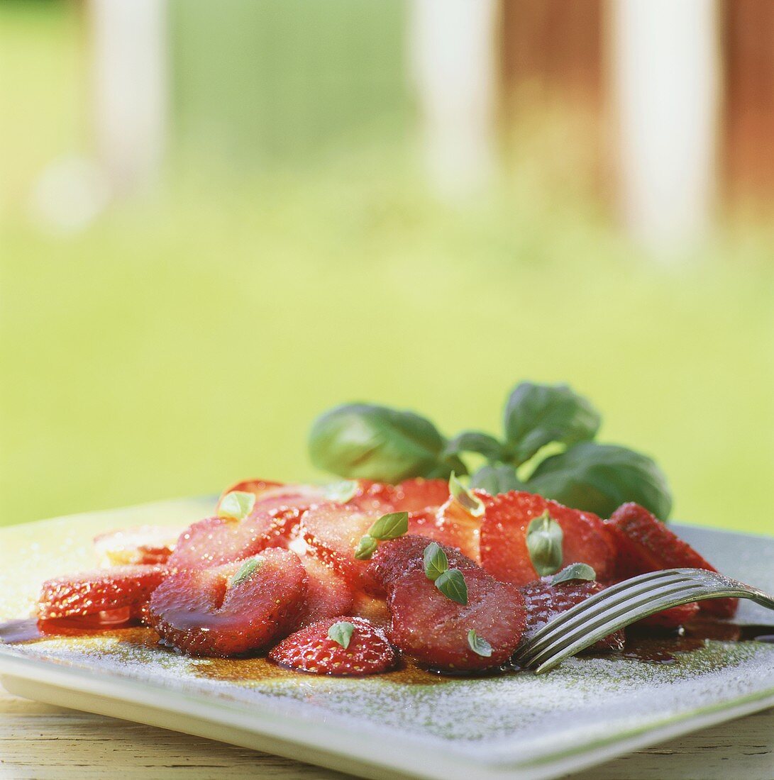 Erdbeeren mit Zucker und Basilikum