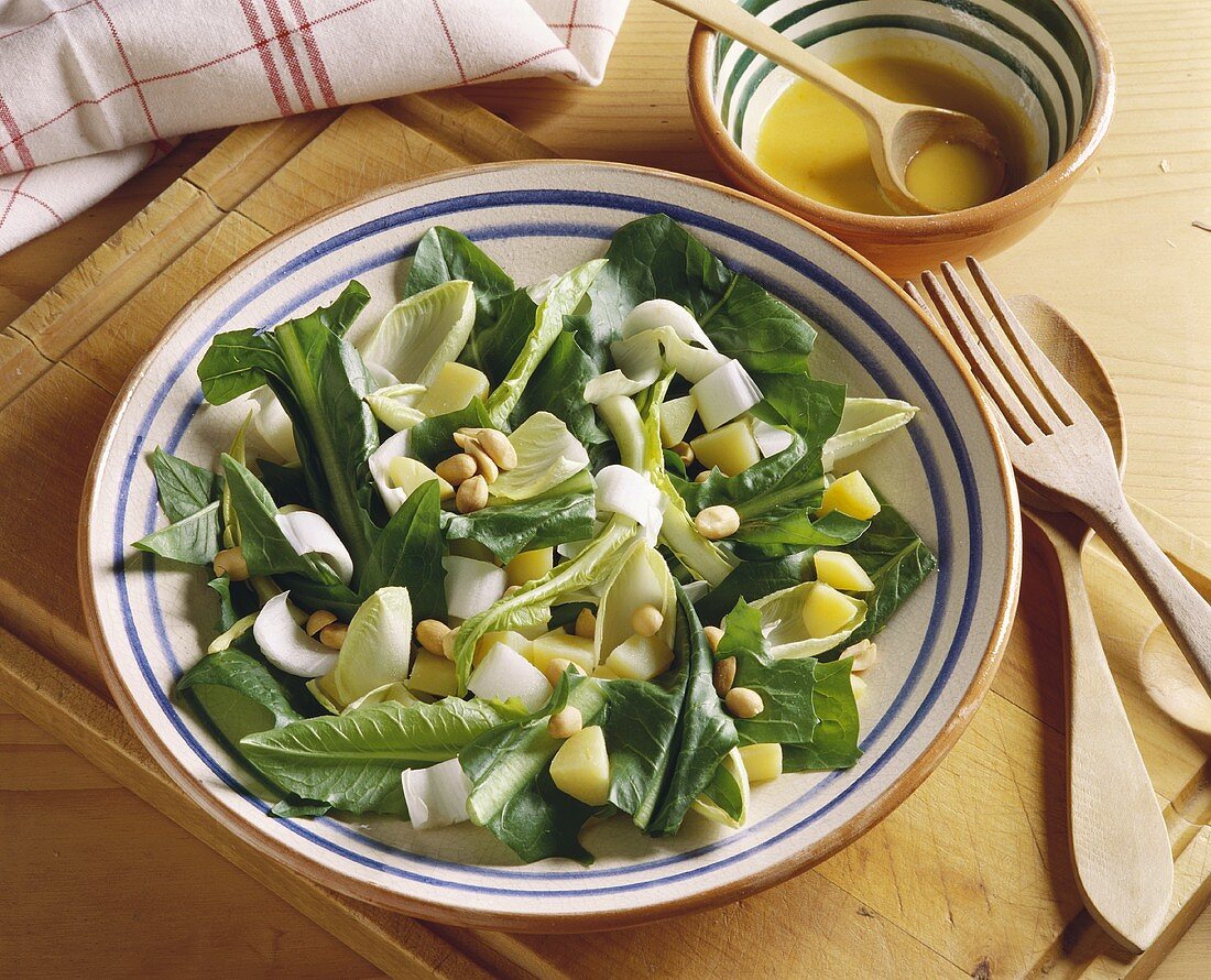 Blattsalat mit Kartoffeln und Erdnüssen