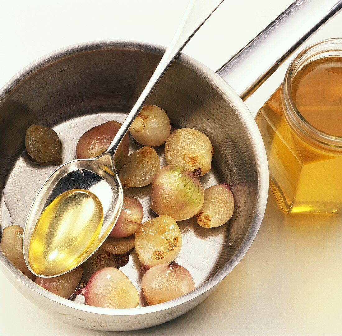 Zwiebeln mit Honig glasieren