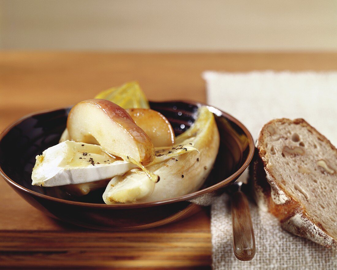 Caramelised pears and chicory with Camembert