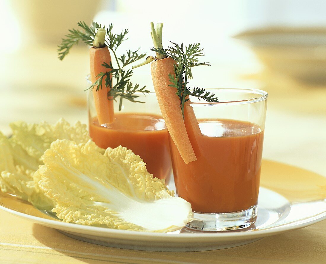 Zwei Gläser mit Karottensaft