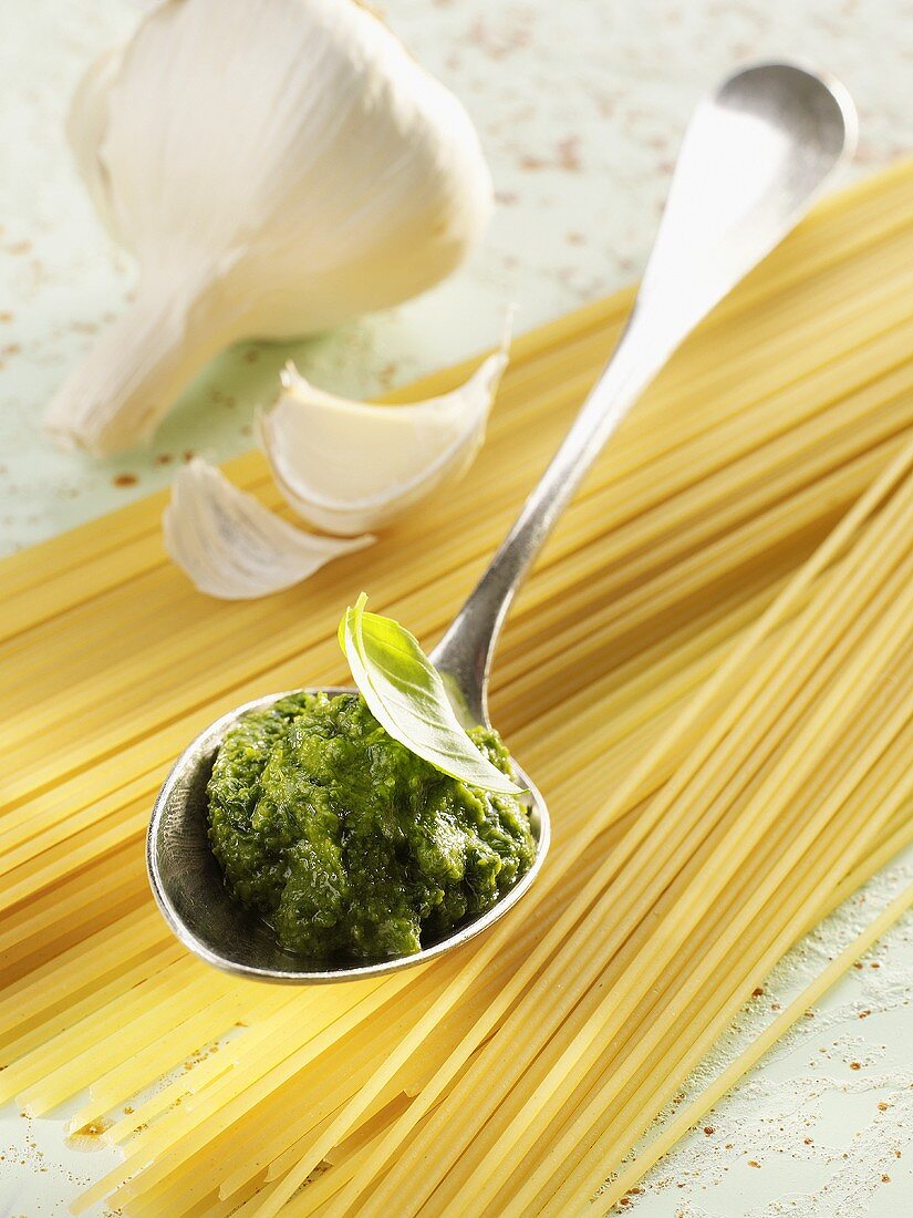 Pesto alla genovese auf einem Löffel